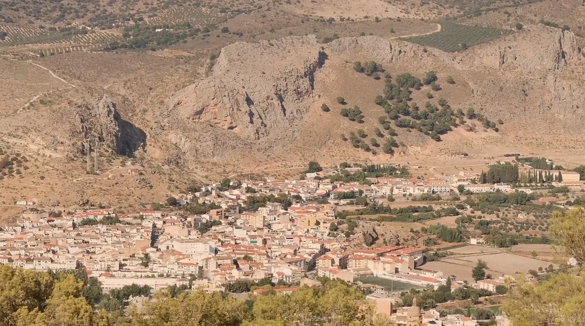 Vista del pueblo y los cerros desde la Sierra de Loja